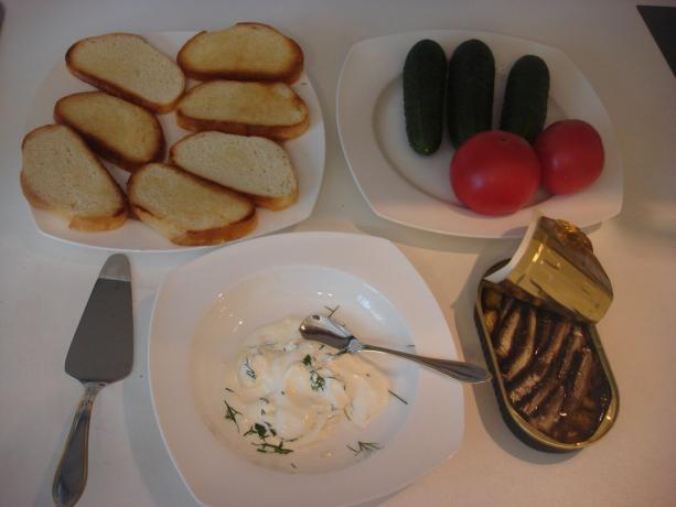 Kuva ottanut tekijän (paistettu leipä, valkosipuli kastiketta, kasviksia, kilohaili)