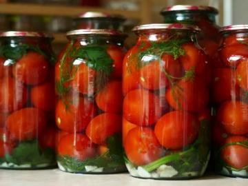Marinoituja tomaatteja talvella ilman sterilointia. Suosikkini resepti