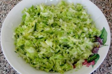 Maukasta salaattia kaali ja sipuli. Muista kokeilla sitä!