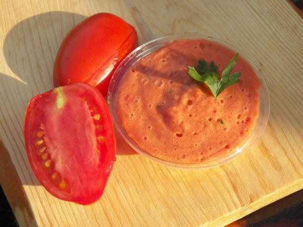 Syroedcheskaya tomaattipyrettä