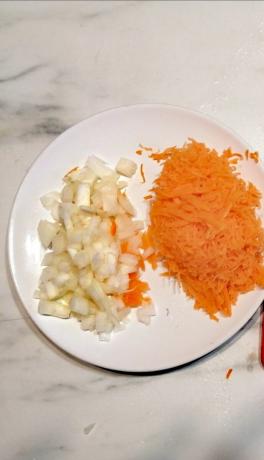 kolme porkkanat raastin ja hienoksi sipuli