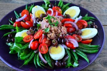 Salaatti "Nicoise" purkitettu tonnikala ja pavut