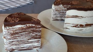 Suklaa pannukakku kakku. Yhdistelmä lempeä kerma ja rikas suklaa lasite, antaa ainutlaatuinen maku kakusta