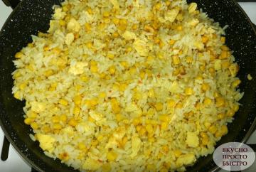 Jäin keitettyä riisiä? Valmista koristele muna ja maissi. Yksinkertainen ja herkullinen
