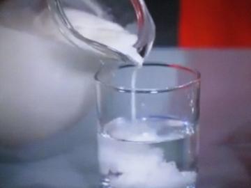 Kuinka nopeasti ja helposti määrittää, että maito liuotetaan veteen (3 todistettu tapoja)