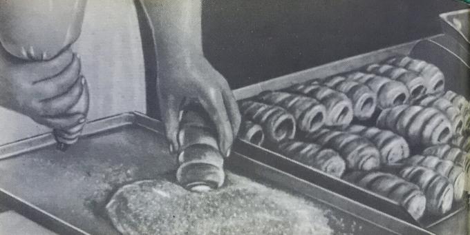 Valmistusmenetelmä tubulukset kermalla. Valokuva kirjasta "Tuotanto leivonnaisia ​​ja kakkuja," 1976 