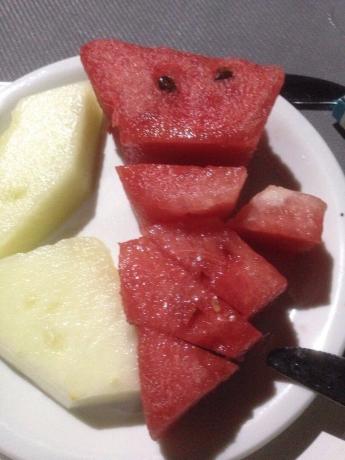 Hedelmiä. Hotellissa on aina ollut hedelmää: vesimeloni, cantaloupe, luumut, viinirypäleet. 