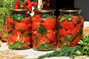 Viipaloidut tomaatit yrttejä ja valkosipulia talveksi. suosikki resepti