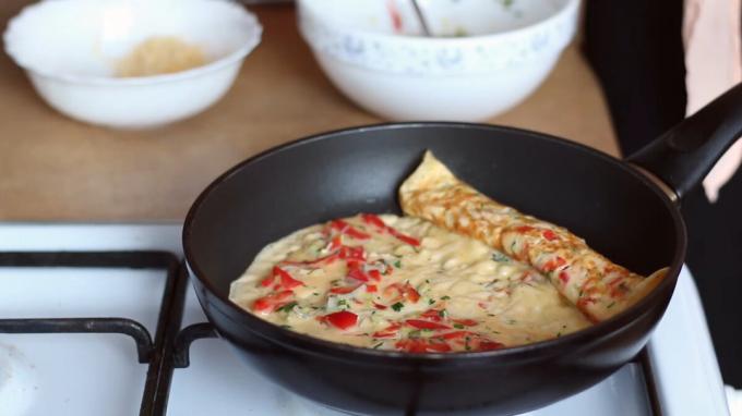 Lisää raaka massa omletnoy