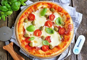 Pizza mozzarellalla ja tomaateilla