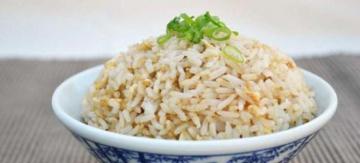 Miten ruokaa herkullinen murenevaa riisiä koristele