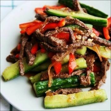 Korean alkupala lihaa, kurkkua ja paprikaa