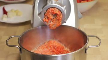 Tomaatit piparjuurikastiketta talveksi ilman keittämistä. Hyödyllisiä innolla "Gorlodor"