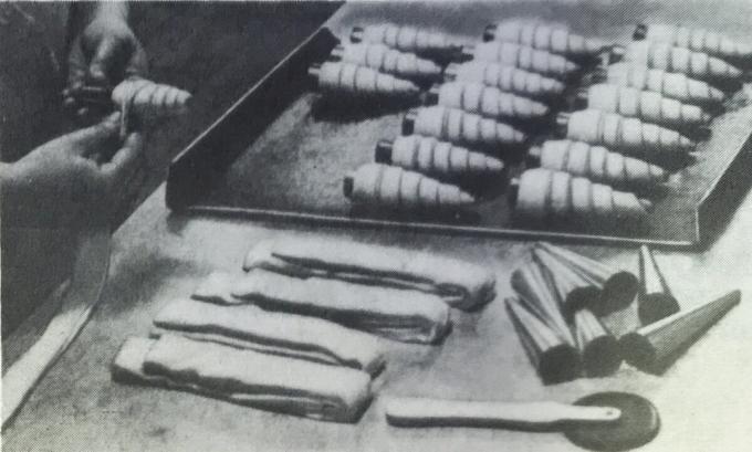 Valmistusmenetelmä tubulukset kermalla. Valokuva kirjasta "Tuotanto leivonnaisia ​​ja kakkuja," 1976 