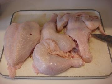 Keittoa, sämpylöitä ja lihapullia yhdestä kana. Miten kaikki osat tämän linnun.