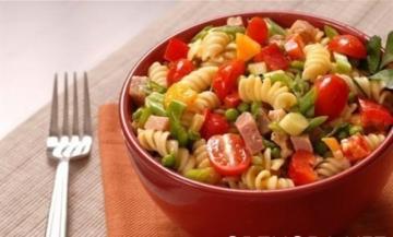 Uskomattoman maukas ruokalaji - pasta salaatti ja vihanneksia. Kaikki edut luonnon salaattia!