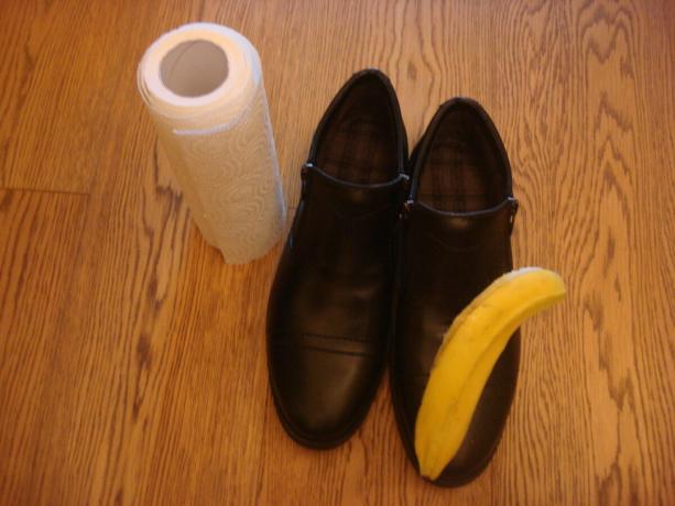Kuva otettu tekijän (kiillottaa kenkiä kuoriudu banaani)