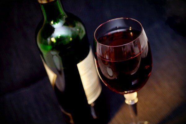 Viini ei todellakaan ole säästämisen arvoinen - halvat juomat ovat täynnä sokeria (Kuva: Pixabay.com)