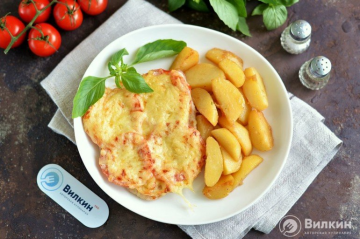 Sianliha tomaateilla ja juustolla uunissa