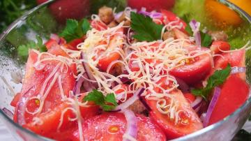 Salaatti tomaattia ja krutonkeja