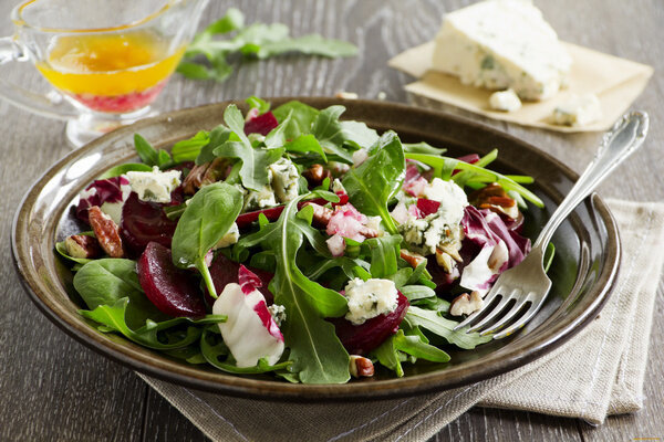 Vihanneksista ja hedelmistä on tullut suosikkini. Tämän salaatin koostumus: juusto, feta, siemenet ja rucola (Kuva: artlife.me)