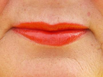 Käytetäänkö kirkas huulipuna jälkeen 50, jos huulet olivat ohuet: näkymän maskeeraaja