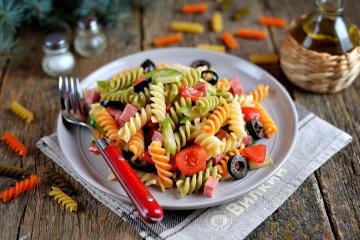 Salaatti pastaa, salamia ja vihanneksia