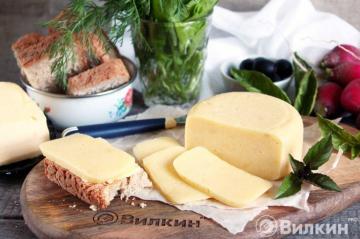 Raejuustosta ja maidosta valmistettu kotitekoinen juusto
