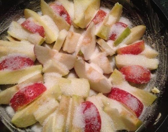 Ennen paistamista omenat.