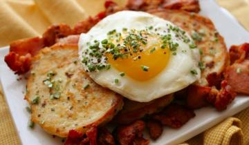 Paras aamiainen: lettuja munakokkelia ja pekonia