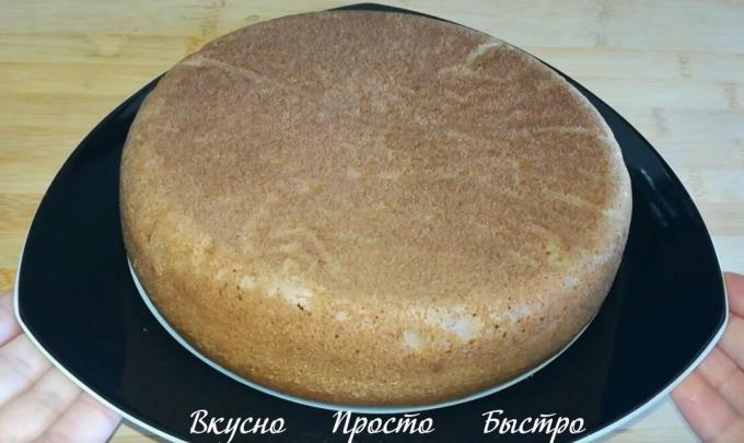 Keksi myös paistetaan uunissa 180 ° C: ssa Halukkuutta tarkistaa paistinvartaalla. Puhkaista kakku vartaassa, vartaassa jos kuiva, niin sokerikakkupohjakerroksen valmis.