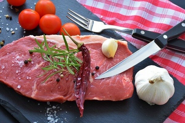 Osta leikattua lihaa pihvien sijaan. (Kuva: Pixabay.com)