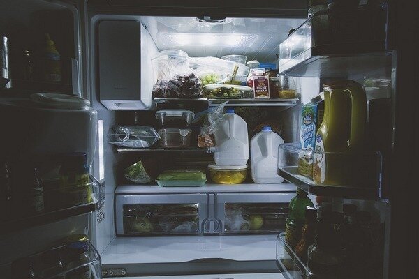 Jos jääkaappi on tukkeutunut voimakkaasti, on suurempi mahdollisuus jättää huomiotta tietyt elintarvikkeet. (Kuva: Pixabay.com)