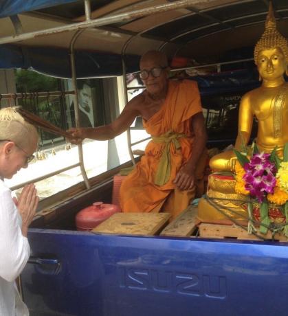 Muuten, käytyään Big Buddha seuraavana päivänä hotellissa, huomasin juuri tällainen liikkuvan "asema" kanssa munkki. Hän vastaa myös köyden, rahaa ei vaadi, mutta päätti pistää ainakin kuin mitään.