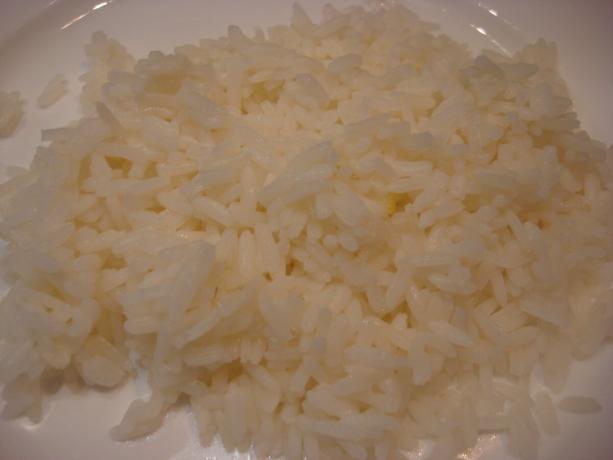 Kuva otettu tekijän (keittämisen jälkeen sitruuna, riisi tuli paljon valkoisempaa)