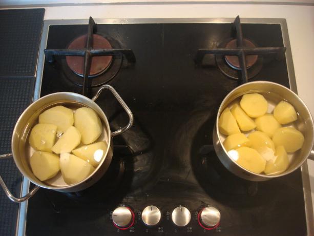 Kuva otettu tekijän (perunat liedellä, jotta oikealla puolella "Pyaterochka", sen vasemmalla puolella "Magnit")
