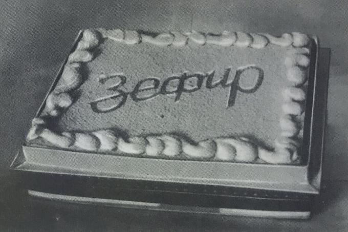 Pie "Zephyr-höpöttää". Valokuva kirjasta "Tuotanto leivonnaisia ​​ja kakkuja," 1976