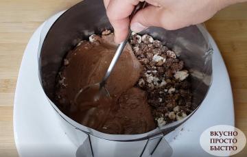 Nopea ja helppo valmistaa suklaata kakku, joka on valmistettu ilman uuni