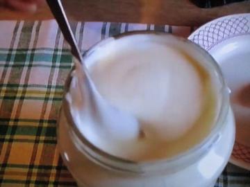 Sekä tavallinen maito ja kerma kokki paksua kermaa (joka juuttuneet lusikka)