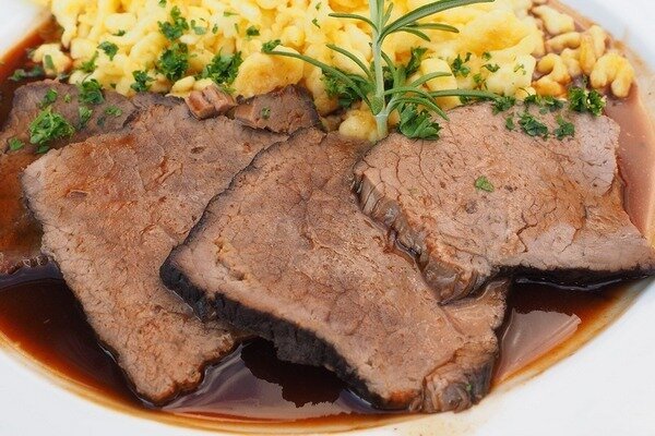 Yhdistä liha ja vihannekset, jotta et tunne raskasta illallisen jälkeen. (Kuva: Pixabay.com)